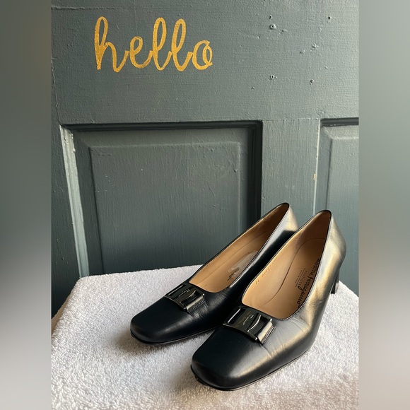 Salvatore Ferragamo Shoes - Salvatore Ferragamo Leather Bow Accents Pumps, Size 9